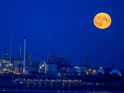 Foto Pemandangan Indah Bulan Purnama Langka