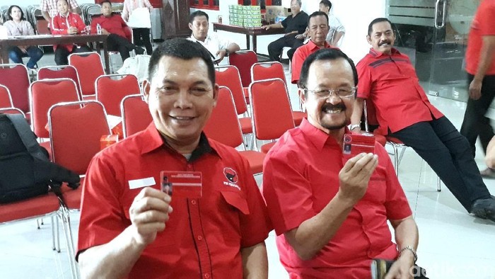 Pasangan Achmad Purnomo-Teguh Prakosa resmi mendaftarkan diri ke DPC PDIP Surakarta, (16/9/2019).