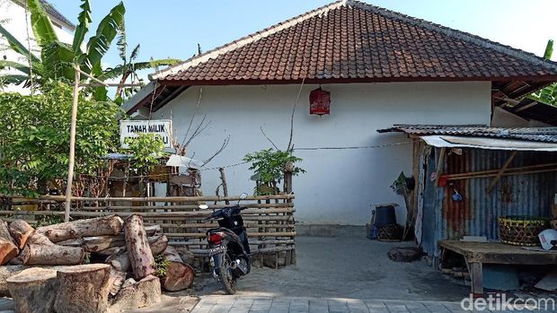 Keluarga anak berkebutuhan khusus di pusat lota Bali.