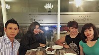 Di foto yang satu ini, Sahila nampak cantik berpose di meja makan di salah satu restoran merah yang ada di salah satu hotel mewah. Foto: Instagram @sahilahisyam