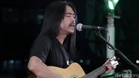 Ia bahkan sudah menyiapkan banyak lagu dan juga sebuah album.