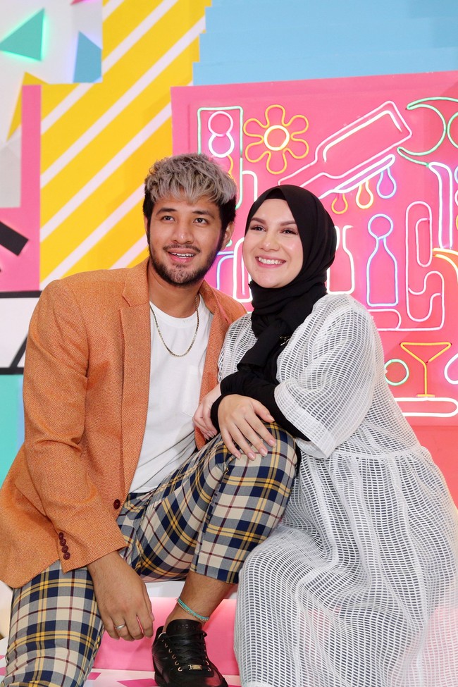 Ammar Zoni dan Irish Bella ternyata sempat nikah siri. Fakta itu terkuak saat keduanya berbicara di akun Youtubenya. Irish Bella mengatakan alasannya setuju menikah siri karena ingin diikat saat sudah mantap memilih Ammar Zoni sebagai pendamping hidupnya. Amar Zoni dan Irish Bella menikah resmi pada 28 April 2019. Foto: Ismail/detikFoto