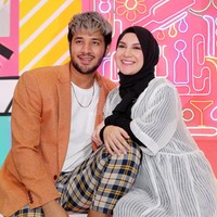 Ammar Zoni dan Irish Bella ternyata sempat nikah siri. Fakta itu terkuak saat keduanya berbicara di akun Youtubenya. Irish Bella mengatakan alasannya setuju menikah siri karena ingin diikat saat sudah mantap memilih Ammar Zoni sebagai pendamping hidupnya. Amar Zoni dan Irish Bella menikah resmi pada 28 April 2019. Foto: Ismail/detikFoto