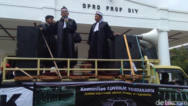 Kalangan Advokat Yogya Turun Jalan Menolak Revisi UU KPK