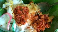 Sambal, kerupuk dan tumis sayuran juga jadi lauk enak nasi ponggol. enak dimakan bersama orek tempe yang pedas manis.  Foto : Instagram @inaya_kawashie