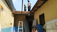 Untuk diketahui ada 44 rumah yang mengalami kerusakan beragam kulai dari atap runtuh hingga kaca pecah. Tiga rumah yang paling dekat dengan gudang peledak Mako Brimob mengalami kerusakan paling parah dan mendapat prioritas perbaikan terlebih dahulu. Meski demikian, kaca rumah yang pecah tampak sudah diganti oleh para pekerja bangunan. Sedangkan suara alat berat masih terdengar dari puing-puing gudang yang hanya bisa dilihat dari jauh.