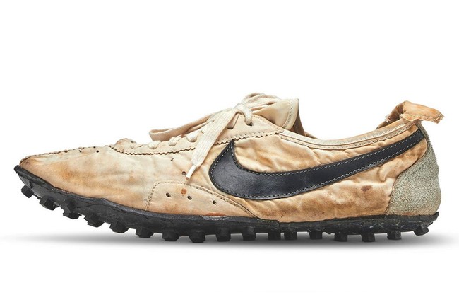 Nike Moon Shoe, inilah sneakers termahal di dunia. Sneakers Nike keluaran 1972 berhasil terjual dengan harga fantastis di pelelangan Sothebys yaitu mencapai USD 475,500 atau sekitar Rp 6,6 miliar. Sneakers dengan nama lengkap 1972 Nike Waffle Racing Flat “Moon Shoe” ini, memang terbilang unik. Meskipun usianya sudah tua dan berwarna kecokelatan, ada sejarah menarik di baliknya. Sepatu lari ini dikreasikan oleh salah satu pendiri Nike Bill Bowerman. Saat membuatnya, ia menggunakan panggangan waffle milik istrinya untuk menciptakan pola baru pada bagian sol. Tujuannya agar pelari bisa lari lebih cepat. Sneakers ini pun disebut-sebut sebagai sepatu pertama di dunia yang memiliki lapisan sol berpola seperti waffle. Foto: Istimewa