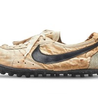 Nike Moon Shoe, inilah sneakers termahal di dunia. Sneakers Nike keluaran 1972 berhasil terjual dengan harga fantastis di pelelangan Sothebys yaitu mencapai USD 475,500 atau sekitar Rp 6,6 miliar. Sneakers dengan nama lengkap 1972 Nike Waffle Racing Flat “Moon Shoe” ini, memang terbilang unik. Meskipun usianya sudah tua dan berwarna kecokelatan, ada sejarah menarik di baliknya. Sepatu lari ini dikreasikan oleh salah satu pendiri Nike Bill Bowerman. Saat membuatnya, ia menggunakan panggangan waffle milik istrinya untuk menciptakan pola baru pada bagian sol. Tujuannya agar pelari bisa lari lebih cepat. Sneakers ini pun disebut-sebut sebagai sepatu pertama di dunia yang memiliki lapisan sol berpola seperti waffle. Foto: Istimewa