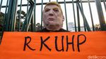 Wow! Ada Donald Trump Ikut Demo Tolak RKUHP di DPR