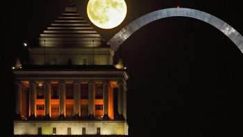 Harvest moon sesungguhnya adalah fenomena micromoon atau minimoon yang menandakan jarak Bulan relatif jauh dari Bumi. Micromoon adalah kebalikan fenomena supermoon, yaitu ketika Bulan berada pada titik terdekatnya dengan Bumi. Foto: AP