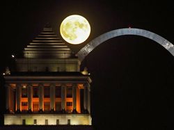 Foto Pemandangan Indah Bulan Purnama Langka