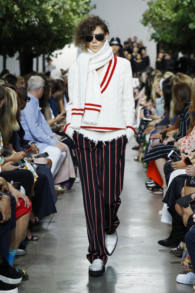 Michael Kors menampilkan koleksi busana yang terinspirasi dari gaya klasik orang Amerika di era 40-an. Fashion show untuk New York Fashion Week Spring 2020 digelar di Brooklyn Navy Yard, Manhattan, New York. Rabu (11/09/2019). Photo by JP Yim/Getty Images.