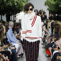 Michael Kors menampilkan koleksi busana yang terinspirasi dari gaya klasik orang Amerika di era 40-an. Fashion show untuk New York Fashion Week Spring 2020 digelar di Brooklyn Navy Yard, Manhattan, New York. Rabu (11/09/2019). Photo by JP Yim/Getty Images.