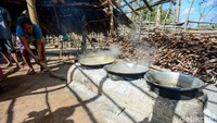 Pohon lontar menempati posisi tersendiri bagi kehidupan warga di Pulau Rote, Nusa Tenggara Timur (NTT). Tanaman yang disebut sebagai pohon kehidupan itu hampir di seluruh bagiannya dapat dimanfaatkan oleh warga untuk memenuhi kebutuhan hidup sehari-hari, salah satunya adalah gula semut yang bahan dasarnya berasal dari pohon lontar.