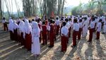Tak Punya Lapangan, Siswa SD Ini Upacara di Kebun Bambu