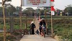 Menyusuri Jembatan Apung di Kabupaten Bandung