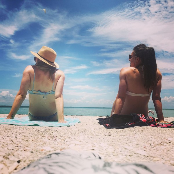 Hannah (sebelah kanan) saat berjemur di Anna Maria Island, suatu daerah pesisir di Florida, AS (Instagram/hanblundell) Hannah (sebelah kanan) saat berjemur di Anna Maria Island, suatu daerah pesisir di Florida, AS (Instagram/hanblundell)