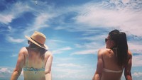 Hannah (sebelah kanan) saat berjemur di Anna Maria Island, suatu daerah pesisir di Florida, AS (Instagram/hanblundell)