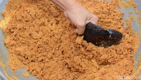 Dalam hitungan menit, gula mulai mengental. Kemudian digerus dengan tangan sebelum mengeras sehingga menghasilkan butiran lembut gula semut