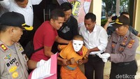 Adul membunuh Iyah karena masalah sepele. Sebelum kejadian pembunuhan, ibu Adul meminjam uang Rp 15 ribu kepada korban. Korban disebut-sebut menyebarluaskan gosip tentang utang tersebut kepada para tetangga. Persoalan utang itu menjadi obrolan warga sekampung. Adul marah mendengar kabar tersebut dan membunuh Iyah.