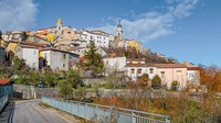 Memiliki danau biru berair jernih ini membuat Castel San Vincenzo menjadi destinasi favorit wisatawan di Molise. Desa ini dikenal sebagai Lembah Iman karena ini tempat bersemedinya para biksu dan peziarah selama berabad-abad. (Angelo Tullio/CNN Travel)