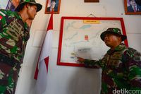 Kapten Marinir Komandan Satgas Pulau Terluar Pulau ndana, Agus Dwi Wibowo menjelaskan tentang Pulau Ndana (Ari Saputra/detikcom)