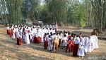 Tak Punya Lapangan, Siswa SD Ini Upacara di Kebun Bambu