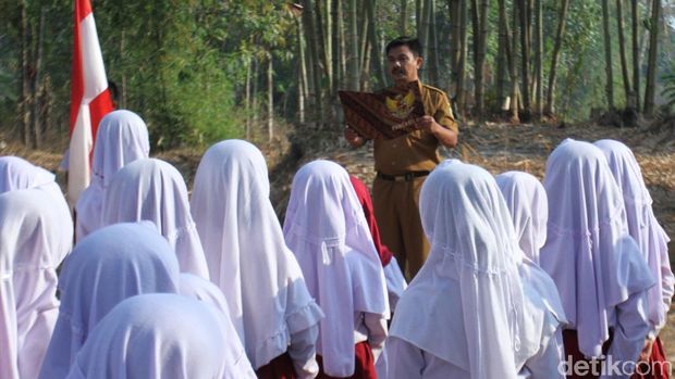 Tak Punya Lapang, Sekolah di Bandung Upacara Bendera di Kebun Bambu