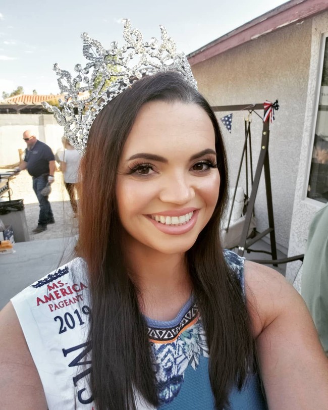 Dia bisa menjadi pendukung Presiden Trump di halaman Facebook pribadinya yang ia inginkan untuk dibaca semua orang. Namun, Facebook Miss Nevada harus tanpa konten politik, ungkap pihak Miss America dalam pernyataan resminya. Foto: Instagram