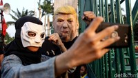 Keberadaan Donald Trump di aksi demo tersebut menjadi sasaran foto para peserta demo lainnya. Ada saja peserta aksi yang mengabadikan momen dengan berfoto bersama Donald Trump.