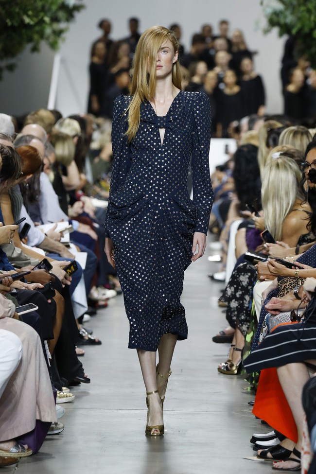 Michael Kors menampilkan koleksi busana yang terinspirasi dari gaya klasik orang Amerika di era 40-an. Fashion show untuk New York Fashion Week Spring 2020 digelar di Brooklyn Navy Yard, Manhattan, New York. Rabu (11/09/2019). Photo by JP Yim/Getty Images.