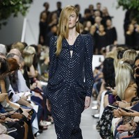 Michael Kors menampilkan koleksi busana yang terinspirasi dari gaya klasik orang Amerika di era 40-an. Fashion show untuk New York Fashion Week Spring 2020 digelar di Brooklyn Navy Yard, Manhattan, New York. Rabu (11/09/2019). Photo by JP Yim/Getty Images.