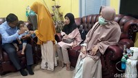 Sejumlah warga, khususnya bayi, anak-anak, dan wanita hamil mengungsi ke posko kesehatan di Pekanbaru, imbas kabut asap yang menyelimuti Riau akibat kebakaran hutan dan lahan (karhutla).