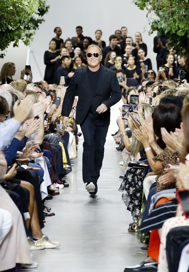 Michael Kors menampilkan koleksi busana yang terinspirasi dari gaya klasik orang Amerika di era 40-an. Fashion show untuk New York Fashion Week Spring 2020 digelar di Brooklyn Navy Yard, Manhattan, New York. Rabu (11/09/2019). Photo by JP Yim/Getty Images.