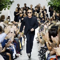 Michael Kors menampilkan koleksi busana yang terinspirasi dari gaya klasik orang Amerika di era 40-an. Fashion show untuk New York Fashion Week Spring 2020 digelar di Brooklyn Navy Yard, Manhattan, New York. Rabu (11/09/2019). Photo by JP Yim/Getty Images.