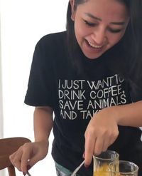 Mutia Ayu Belajar Bikin Papeda, Makanan Khas Kampung Halaman Glenn Fredly 