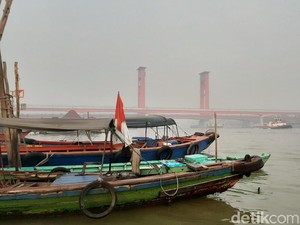 Dampak Kebakaran Lahan, Palembang Diselimuti Kabut Asap