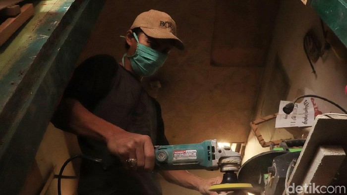 Cucu Suhayat (44) menyelesaikan pembuatan kerajinan suvenir di Bahbir Galeri, Jalan Terusan Bojongsoang Nomor 230, RT 01 RW 02, Desa Cipagalo, Kecamatan Bojongsoang, Kabupaten Bandung, Senin (16/9/2019). Perajin asal Garut ini mendirikan produksi kerajinan suvenir ini sejak 4 tahun lalu. Mengandalkan kayu jati, pinus, mahoni bekas mebel Cucu menyulapnya menjadi kerajinan bernilai ekonomis.