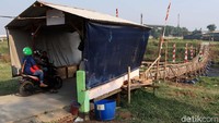 Pembangunan jembatan ini diinisiasi Satgas Citarum Harum dan pembangunannya dilakukan bersama warga sekitar.