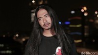 Mawang muncul baru-baru ini dan langsung menjadi sorotan di dunia maya dengan lagu uniknya.