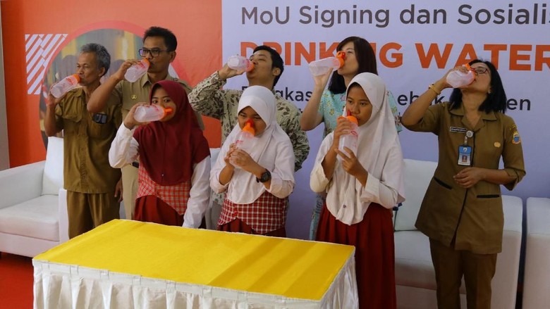 2.805 Siswa di Lebak Banten Terima Bantuan Air Bersih 2.805 Siswa di Lebak Banten Terima Bantuan Air Bersih