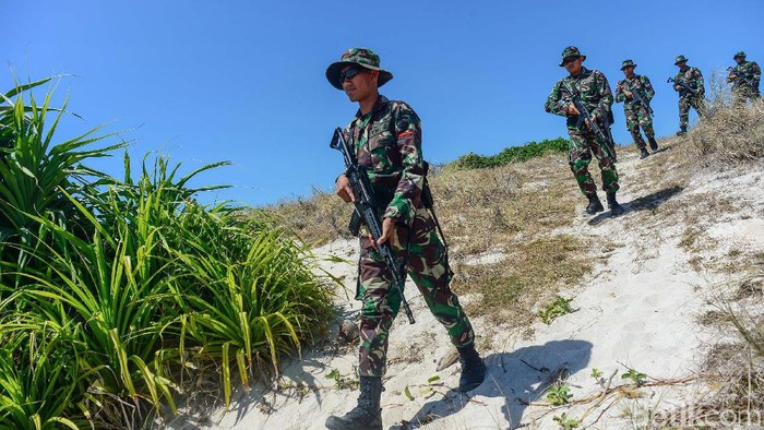 Pulau Ndana, Rote, NTT, menjadi salah satu pulau terluar Indonesia. Prajurit TNI terus berjaga dan berpatroli agar pulau cantik ini tetap dalam pelukan Indonesia.