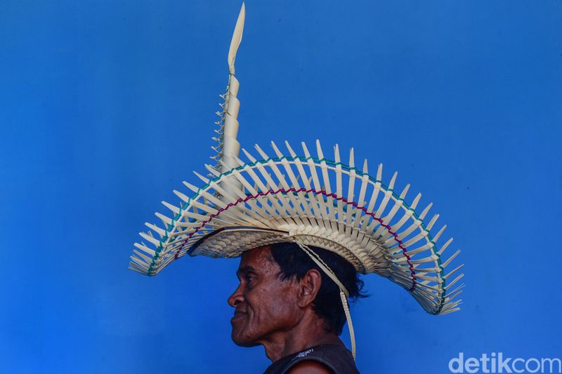 Pohon lontar tak hanya dapat diolah jadi bahan makanan atau minuman, daun pohon itu dapat dimanfaatkan untuk membuat topi Ti'i Langga. Seperti apa pembuatannya?