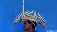 Bagaimana, penasaran ingin memiliki topi Tii Langga khas Pulau Rote ini? Markus Otto pun menjual topi tradisional buatannya itu dengan harga Rp 150 ribu.