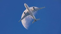 Singapore Air dengan Airbus A350 terlihat seperti melintasi bulan. Marston gemar mengunggah foto dan video serupa di media sosialnya. (Foto: Michael Marston ePixel Images/CNN)
