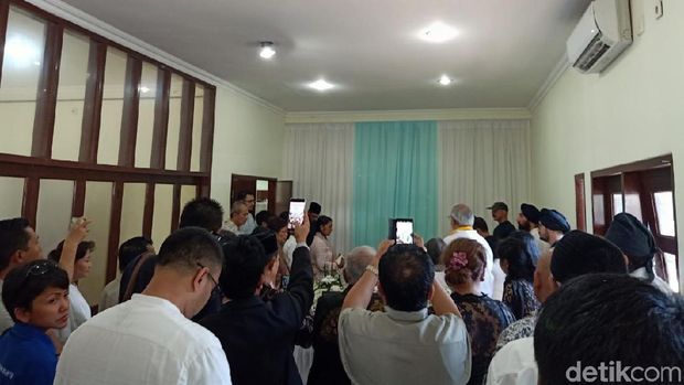 Para Pelayat Berdatangan ke Rumah Duka HS Dillon