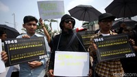 Sejumlah orang nampak menggelar aksi demo di depan gedung DPR RI, Jakarta, Selasa (17/9/2019). Mereka membawa serta poster berisi menolak Revisi UU KPK.