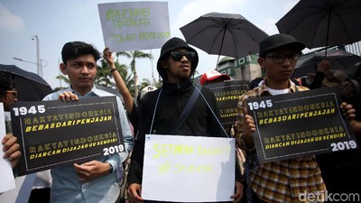 Massa Tolak Revisi UU KPK Gelar Aksi di Depan Gedung DPR