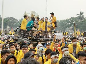 Sumsel Diselimuti Kabut Asap, Mahasiswa Geruduk Kantor Gubernur