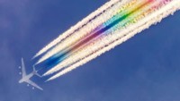 Kata Marston, contrails atau pelangi itu akan tercipta saat pesawat terbang di atsmosfer yang tepat. Ini momen Singapore Airlines dengan Airbus A380. (Foto: Michael Marston ePixel Images/CNN)